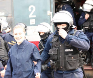 Policjanci z Oddziału Prewencji w Łodzi wspólnie z funkcjonariuszami Straży Ochrony Kolei mieli ćwiczenia na dworcu Kaliskim