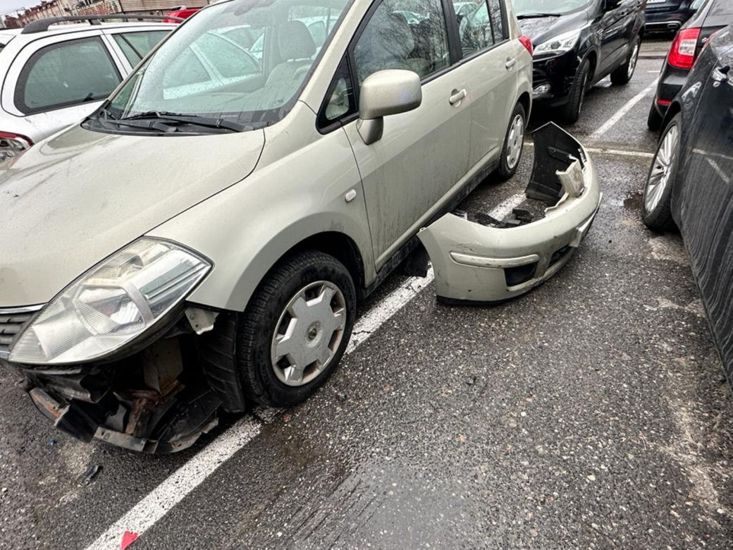 Drogowa demolka na Mokotowie. Rozbiła 8 samochodów, w aucie walały się butelki