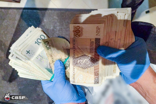 AK-47, pistolet Glock, tysiące tabletek, a to nie wszystko. Spektakularna akcja CBŚP w Krakowie