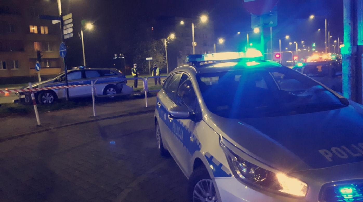 Dramatyczny wypadek radiowozu w centrum Częstochowy. Ranni policjanci trafili do szpitala [ZDJĘCIA]
