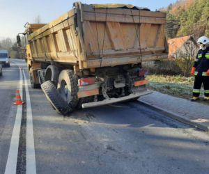 Czerniec. Koło ODPADŁO od ciężarówki! Trafiło w inny pojazd