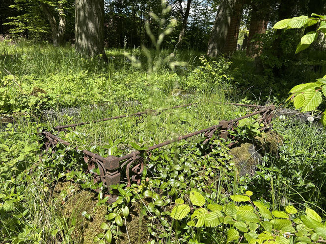 Ta malutka wieś powstała w XIV wieku. Skrywa ruiny gotyckiej świątyni