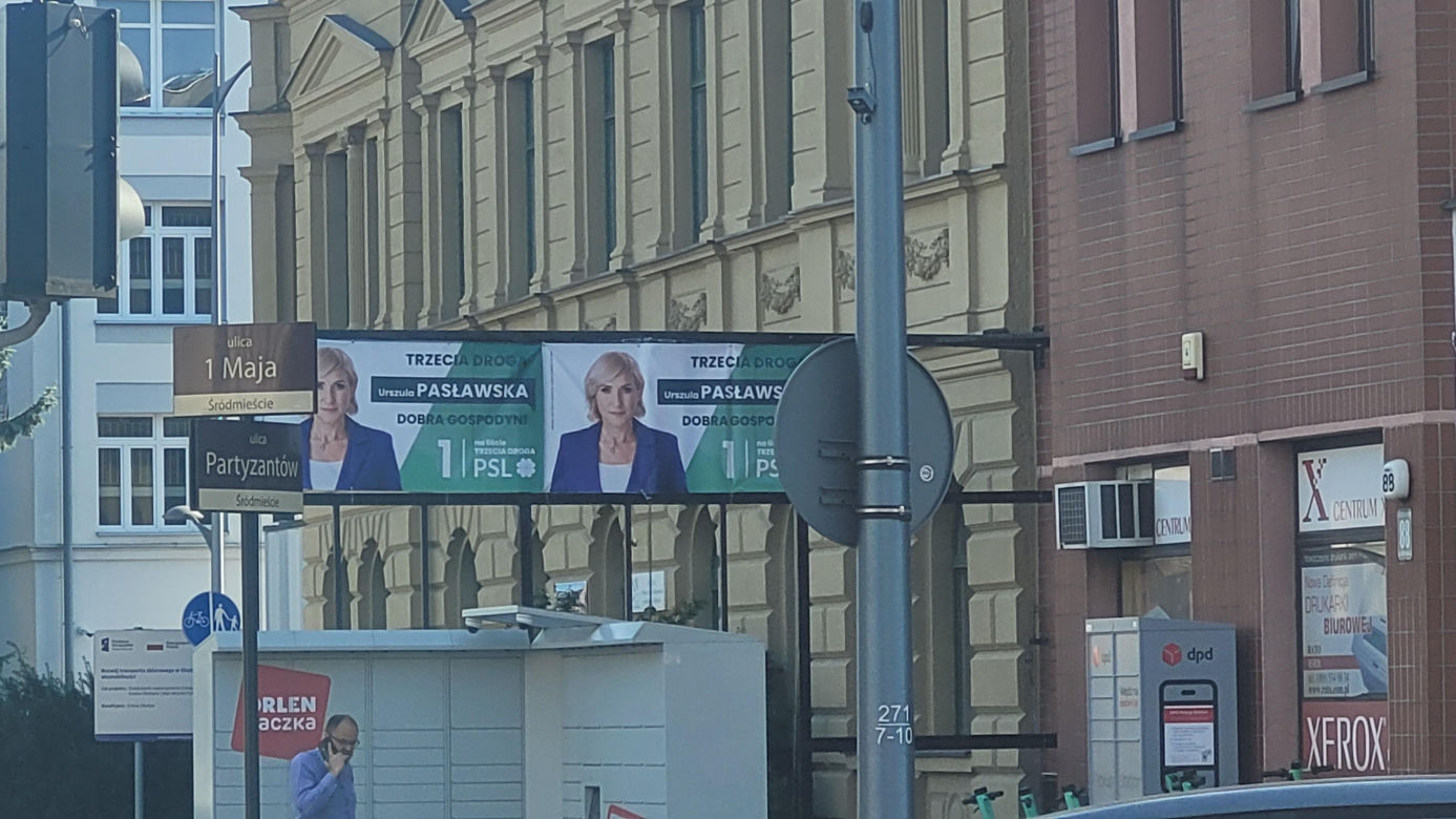 Na autobusach, słupach, budynkach. Bannery wyborcze "zalały" Olsztyn [ZDJĘCIA]