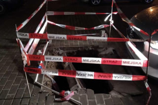 Ogromna dziura stwarzała zagrożenie. Wystawały z niej kable. Reakcja właściciela zszokowała nawet Straż Miejską