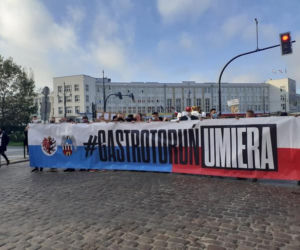 Protest branży gastronomicznej w Toruniu. Zanieśli trumnę pod pomnik Kopernika