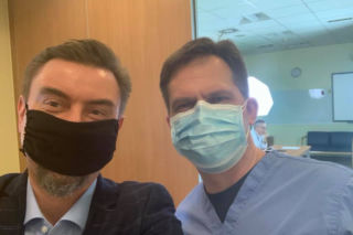 Znany lekarz zaprasza niedowiarków do pracy na oddziale covidowym. Bez kombinezonu, maski czy rękawiczek