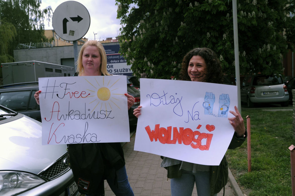 Plakat, którym witano Arkadiusza Kraskę na wolności, trafił na aukcję WOŚP