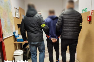 Powitał go w kominiarce i z przedmiotem przypominającym broń. Rozbój na dostawcy jedzenia w pow. wschwowskim 