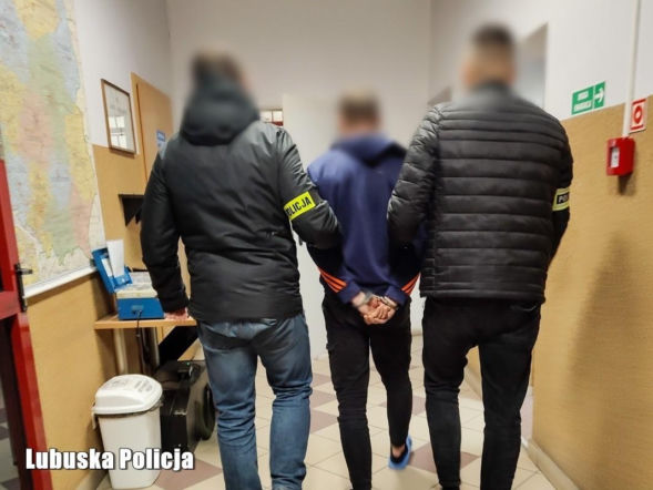 Powitał go w kominiarce i z przedmiotem przypominającym broń. Rozbój na dostawcy jedzenia w pow. wschwowskim 