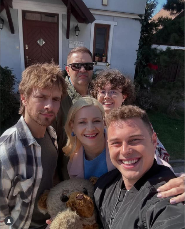 Rodzinka.pl nowy 17 sezon. Natalia (Małgorzata Kożuchowska), Kacperek (Mateusz Pawłowski), Ludwik (Tomasz Karolak), Tomek (Maciej Musiał), Kuba (Adam Zdrójkowski) na planie