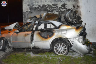 Chełm: Lexus uderzył w budynek. Kierowca nie żyje [ZDJĘCIA]
