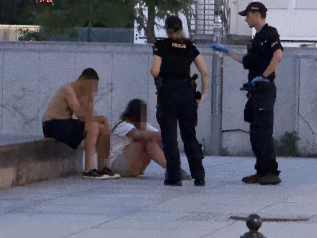 Nietrzeźwy mężczyzna tańczył na murku, stracił równowagę i spadł na podjazd garażu podziemnego