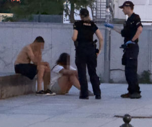 Nietrzeźwy mężczyzna tańczył na murku, stracił równowagę i spadł na podjazd garażu podziemnego