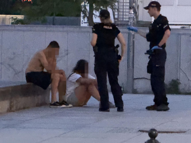 Nietrzeźwy mężczyzna tańczył na murku, stracił równowagę i spadł na podjazd garażu podziemnego