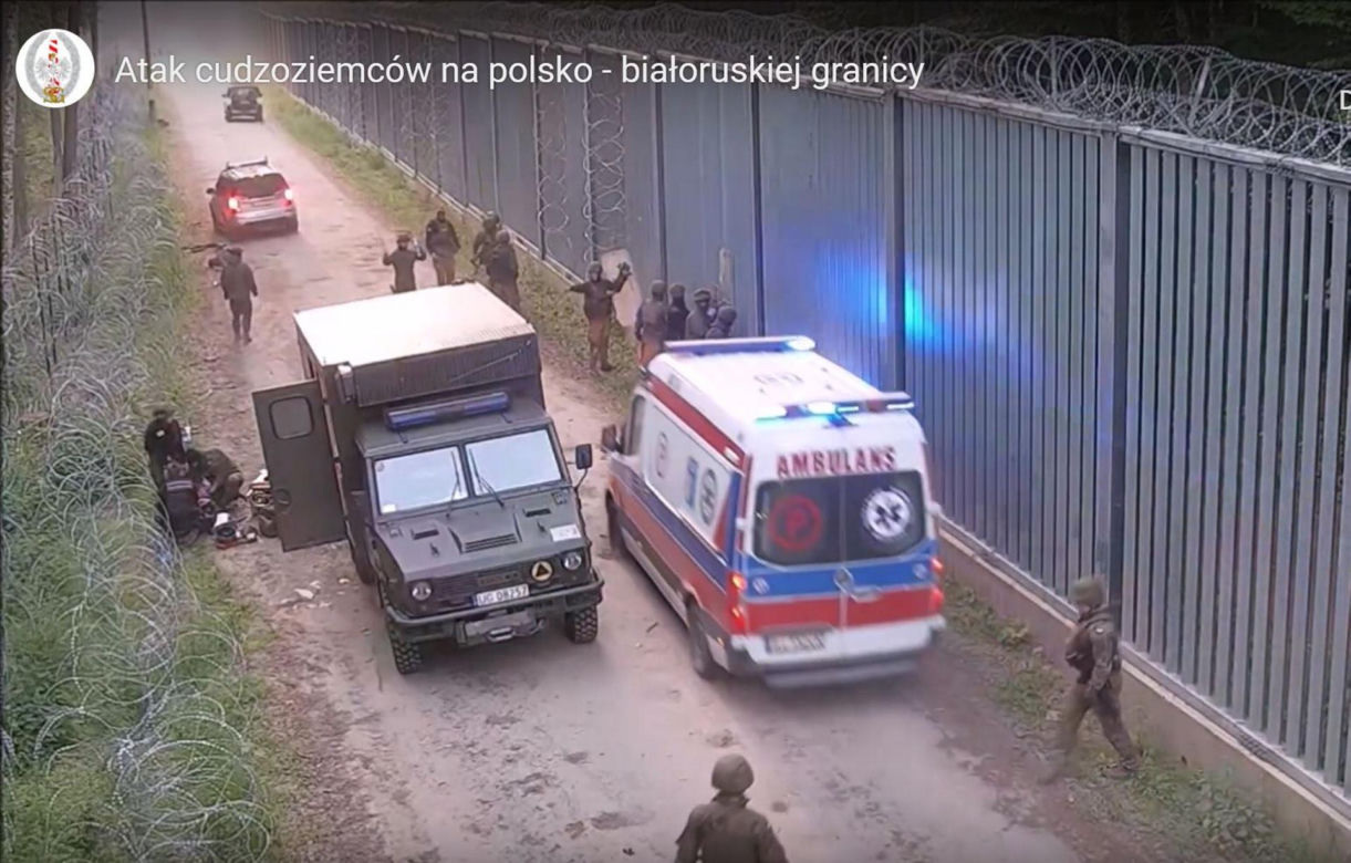 Polski żołnierzy ugodzony nożem. Brutalne starcia z migrantami na granicy polsko-białoruskiej [ZDJĘCIA].