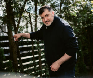 Artur Dziambor maluje pisanki