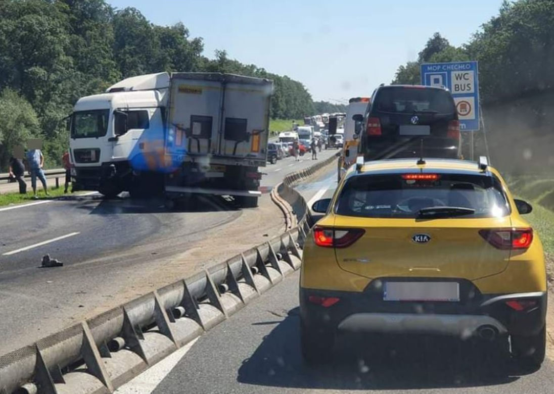 Wypadek na autostradzie A4. Ciężarówka uderzyła w auta