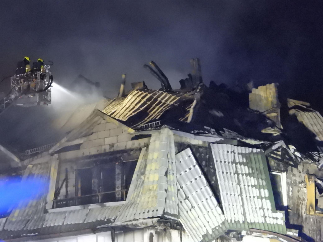 Pożar w Ząbkach. Strażacy przeszukują pogorzelisko