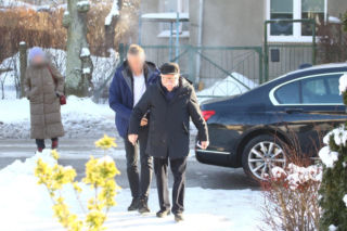 Lech Wałęsa rozdaje autografy