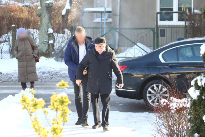 Lech Wałęsa rozdaje autografy