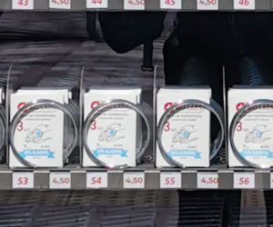 Automat z maseczkami i żelem antybakteryjnym w Warszawie