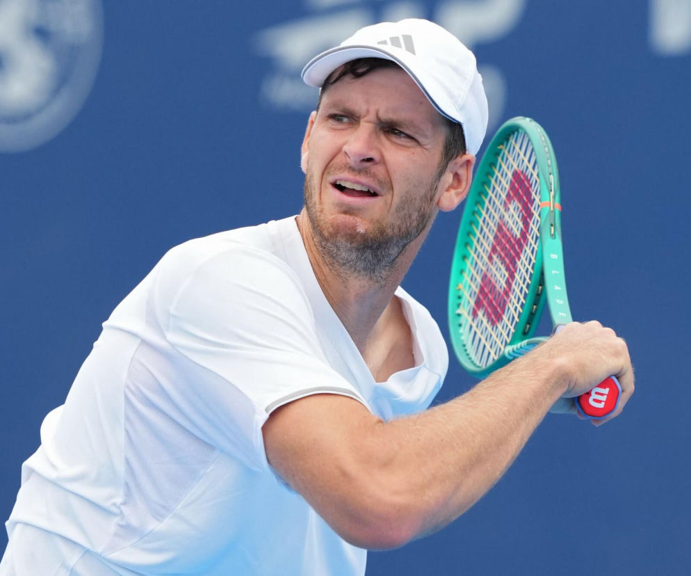 Skupiony Hubert Hurkacz z rakietą w dłoniach podczas meczu. O awansie Polaka w US Open przeczytasz na SE Supersport.