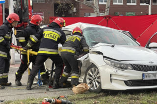 Auto zmiecione przez tramwaj na Białołęce. Pasażerka i kierowca w stanie krytycznym