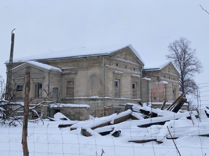 Dwór w Radlnej po I etapie renowacji (dach)