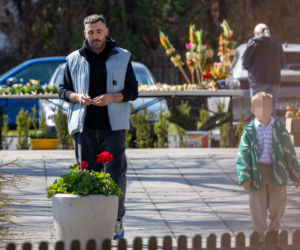 Rafał Maserak tańczący z palmami