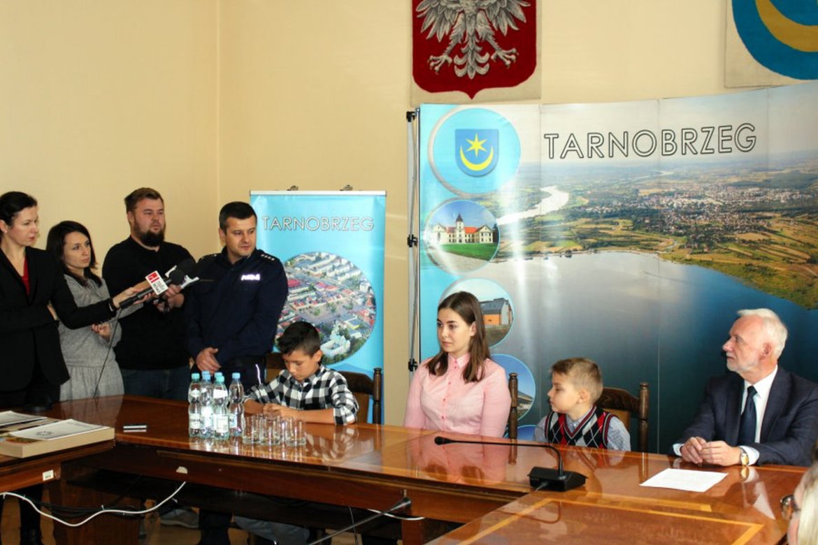 Nastolatkowie znaleźli pieniądze na ulicy