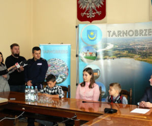 Nastolatkowie znaleźli pieniądze na ulicy