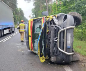 Koszmar! Karetka na sygnale przewróciła się na bok. Dwie osoby trafiły do szpitala