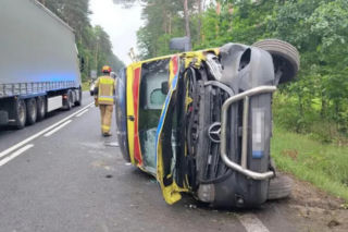 Koszmar! Karetka na sygnale przewróciła się na bok. Dwie osoby trafiły do szpitala