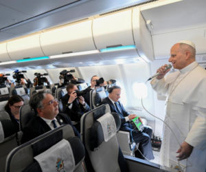 Konferencja papieska w samolocie w podróży do Algierii