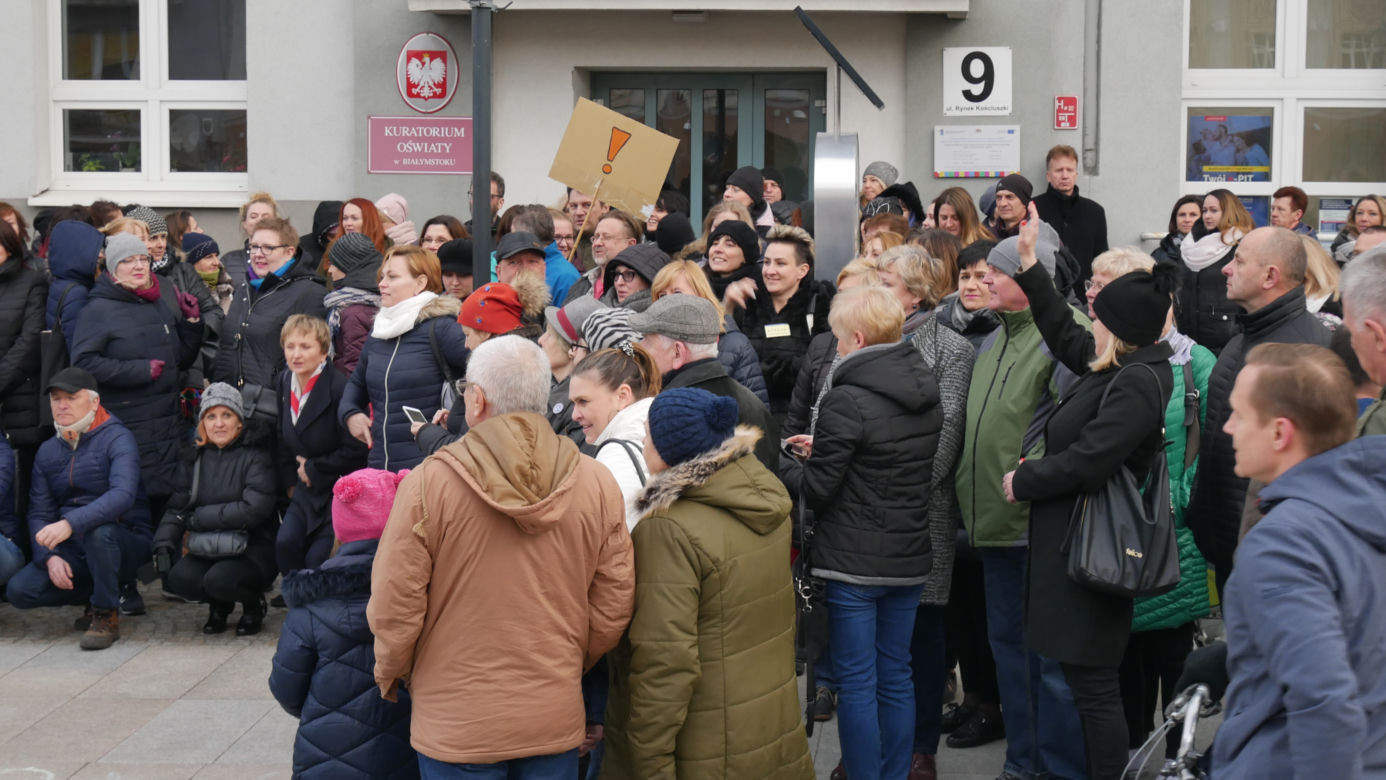 Strajk nauczycieli. Pikieta poparcia przed kuratorium oświaty w Białymstoku