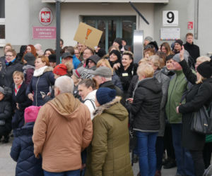 Strajk nauczycieli. Pikieta poparcia przed kuratorium oświaty w Białymstoku