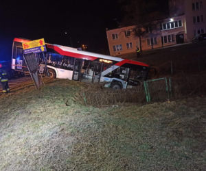 Fatalny wypadek w Czechowicach-Dziedzicach. Autobus zawisł na skarpie! [ZDJĘCIA]