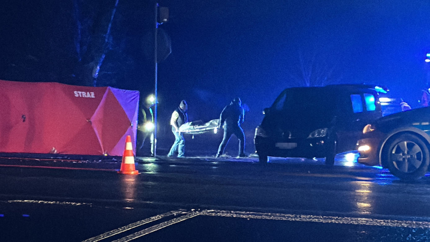 Śmiertelny wypadek w Łochowie. Rozpędzony 84-latek wjechał swoją pandą w audi, jego auto wylądowało w rowie 