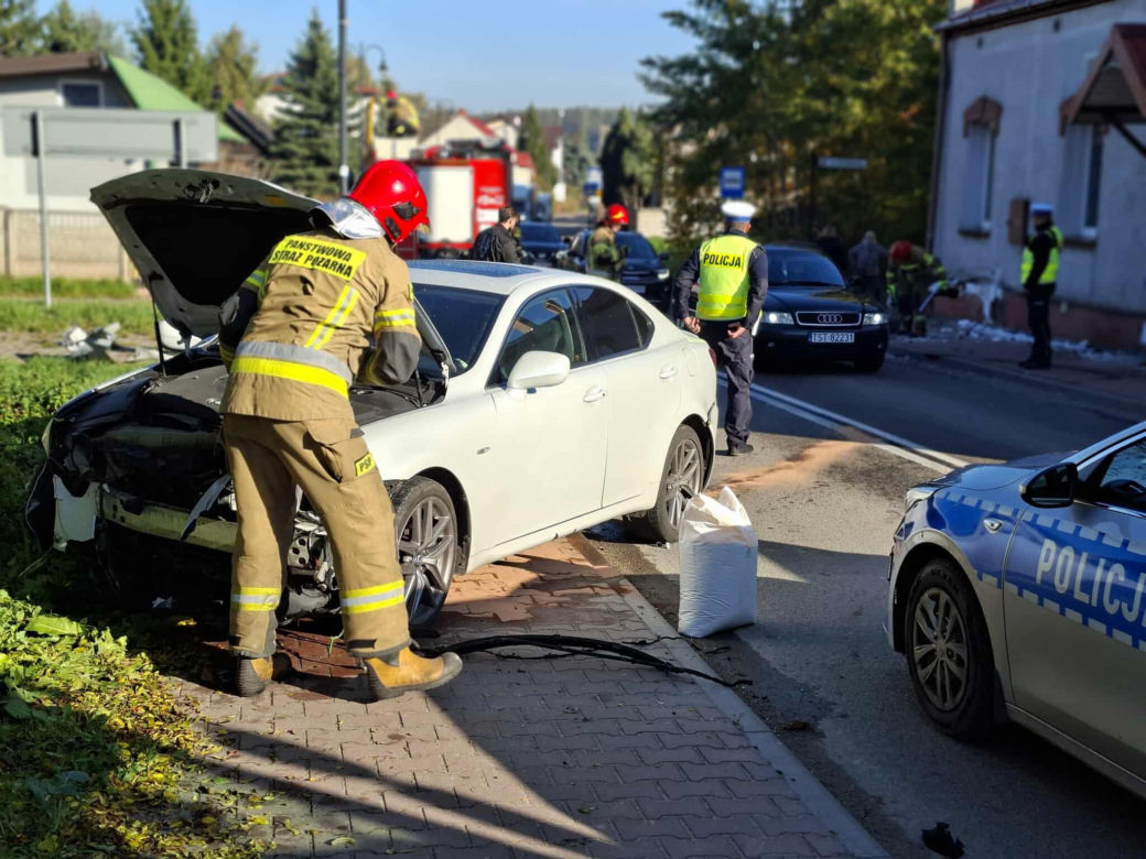 W Wąchocku auto osobowe wjechało w dom