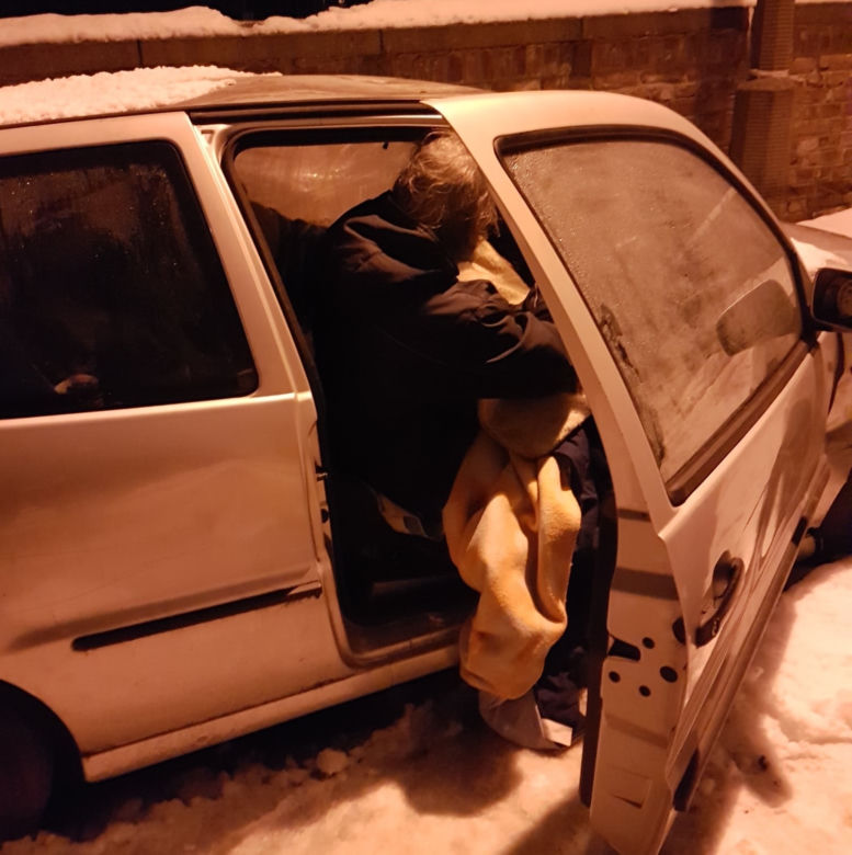 Stracili wszystko. Teraz mieszkają we wraku auta. Strażnicy miejscy chcą im pomóc