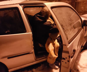Stracili wszystko. Teraz mieszkają we wraku auta. Strażnicy miejscy chcą im pomóc