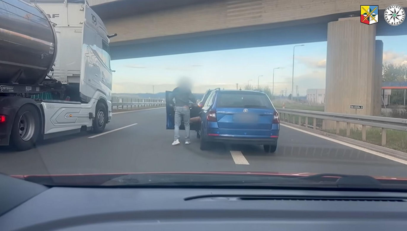 Bił kobietę na autostradzie, bo jechała zgodnie z przepisami! Wszystko nagrała jej 8-letnia córka