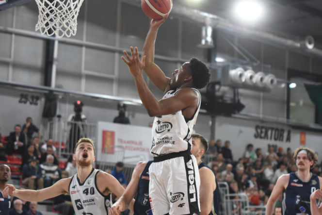 Legia Warszawa musiała uznać wyższość Dzików w derbowym starciu na Bemowie