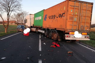 Groźny wypadek pod Wrocławiem. Volkswagen zderzył się czołowo z tirem [ZDJĘCIA]