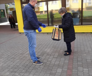 W Przemyślu rozdają maseczki seniorom