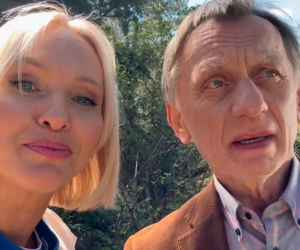 M jak miłość po wakacjach na planie. Dorota (Iwona Rejzner), Robert Żak (Krzysztof Tyniec)