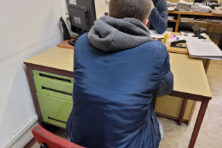 Sklepikarz miał lepkie ręce. Wziął kasę z puszki, na której było czerwone serce