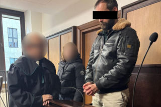 Nieskuteczna kryjówka finansowego oszusta. Brodacz ze Słowacji schował się w sofie