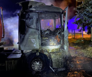 Pożar ciężarówki pod Bydgoszczą! Z pojazdu praktycznie nic nie zostało [ZDJĘCIA]