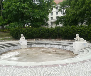 Nastolatka zniszczyła rzeźbę młotkiem